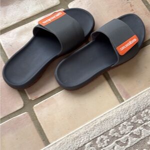 Grundens

Men's Gray Slide Sandals